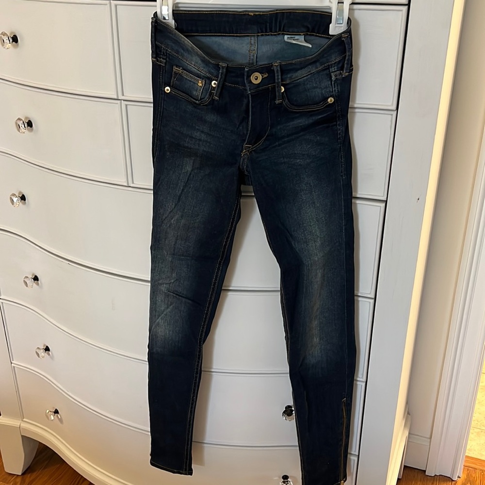 H&M dark denim-skinny with zippers at ankles to adjust fit. Low waist, size 25.